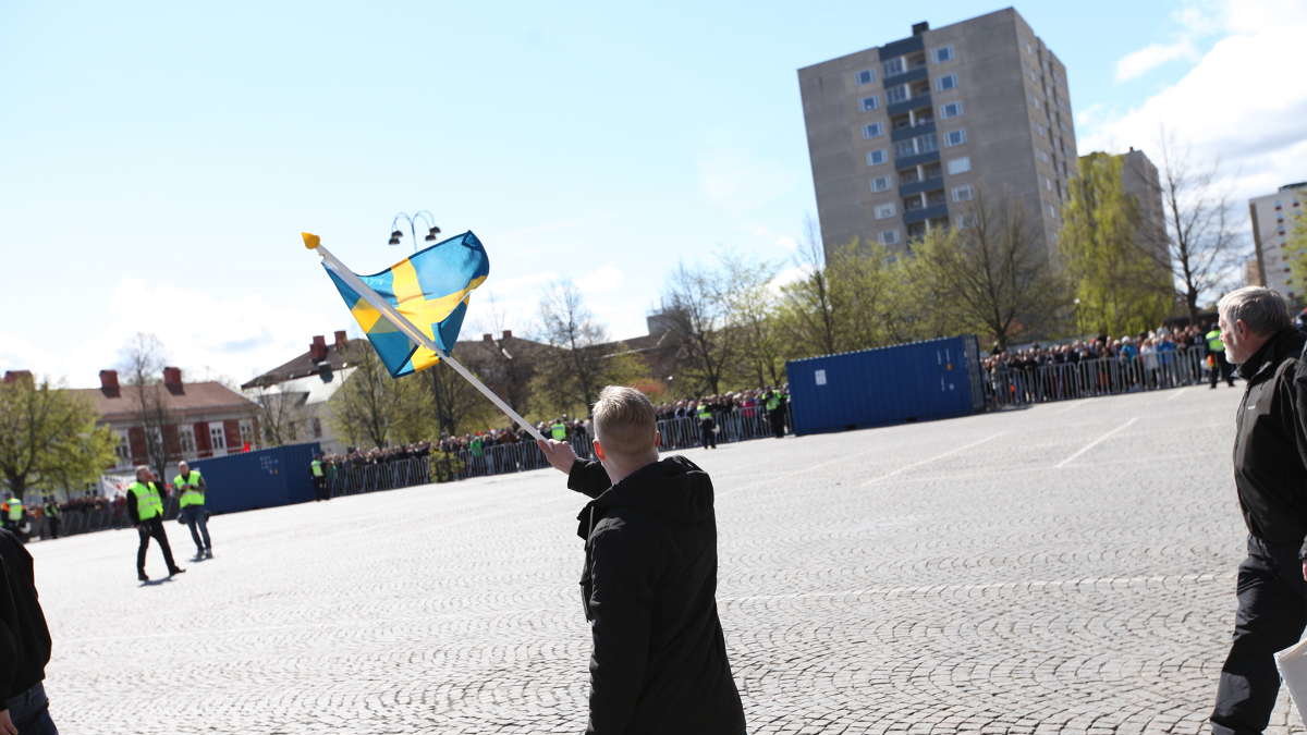 En nazist vinkar med en flagga. 